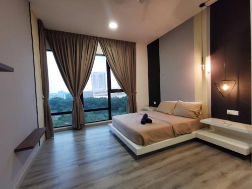 新山Mid Valley Southkey Mosaic Cozy Suite at Johor Bahru的一间卧室设有一张大床和大窗户