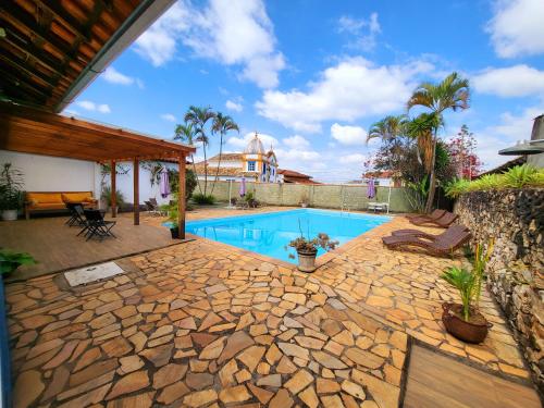 蒂拉登特斯Pousada Toro Real的一个带游泳池和房子的后院