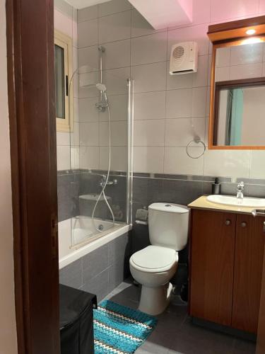 Anarita2-bedroom Villa with private pool in Anarita Paphos的浴室配有卫生间、盥洗盆和淋浴。