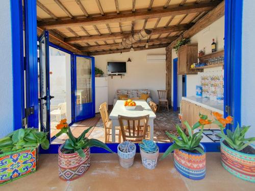 GranitolaVilla Nica的客厅配有桌子和一些盆栽植物