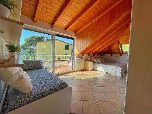 莫内利亚Appartamento Moneglia的一间卧室设有一张床和一个大窗户