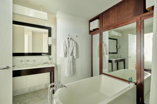 纽约美世酒店的带浴缸、水槽和浴缸的浴室