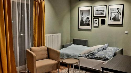 克拉科夫Wielicka Street Apartment的小房间设有一张床和一把椅子