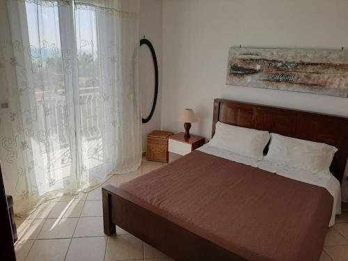 利卡塔Villa Emily的一间卧室设有一张床和一个大窗户