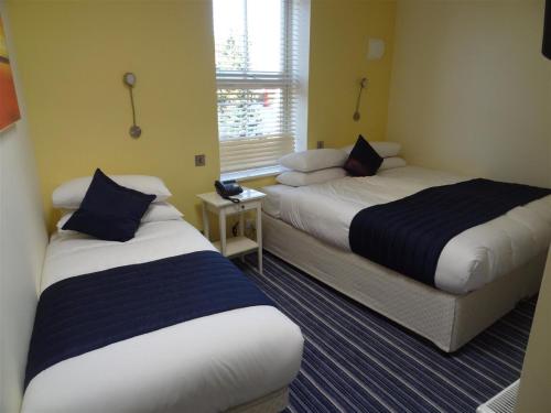 伦敦优尼科酒店的小型客房 - 带2张床和窗户