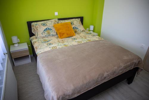圣马丁娜穆里Apartmani San Martin的一间卧室配有一张黄色枕头的床