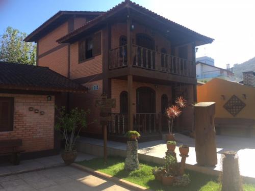 弗洛里亚诺波利斯Toca do Moa的大型砖屋,设有门廊和阳台