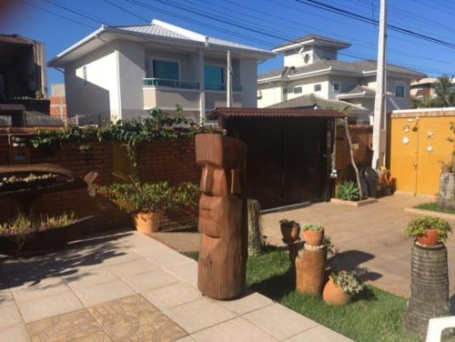 弗洛里亚诺波利斯Toca do Moa的房屋前的院子中的木雕