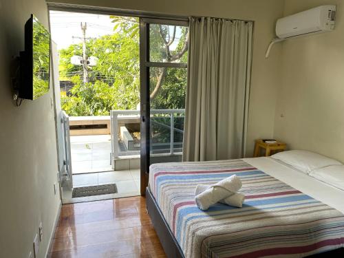 里约热内卢Vina Rio的一间卧室配有一张床,上面有两条毛巾