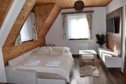 拉斯托瓦卡FLORA HOUSE的阁楼卧室配有白色床