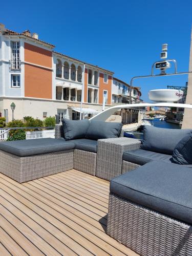 格里莫ENERGY Rêves D'Ô的船上的甲板上配有沙发和椅子