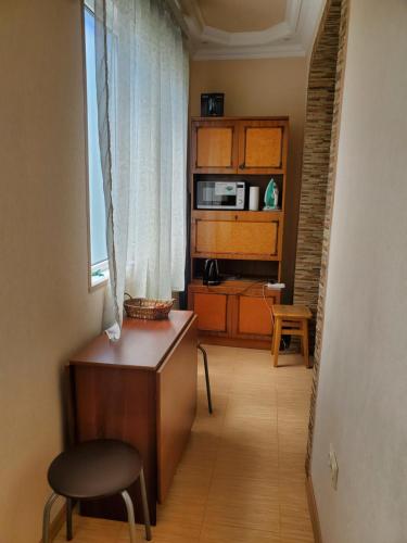 皮聪达Квартира в Пицунде у моря的走廊设有桌子、椅子和窗户