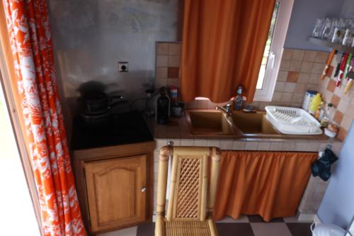 Sainte-SuzanneLa Rond'Dada的一个带水槽和台面的小厨房