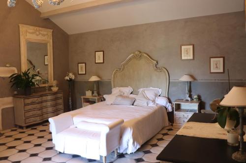 弗代纳巴纳斯蒂耶尔酒店的卧室配有一张带白色床单和枕头的大床。