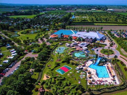 TuitjenhornChalet Campingpark Capfun De Bongerd 5-star的享有带游泳池的度假村的空中景致
