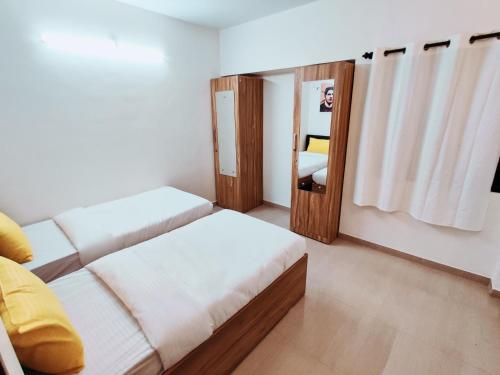 浦那Procida Hostel by Zero Jhanjhat的小房间设有床和镜子