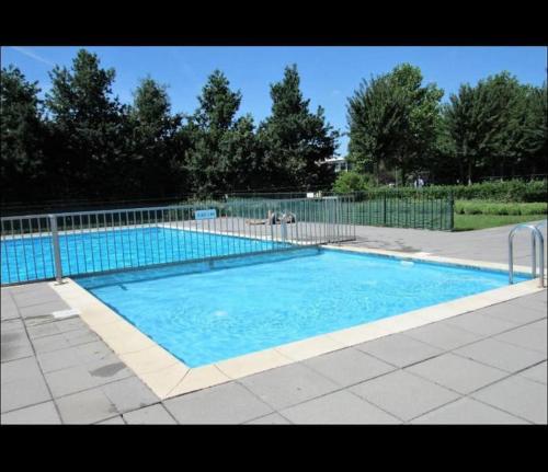 泽沃德Luxurious Family Villa with swimmingpool big garden and jacuzzi的院子里的大型蓝色游泳池