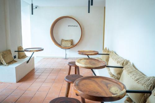 普拉亚卡门Rodina Boutique Hotel的一间设有凳子的房间和墙上的镜子