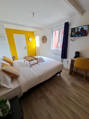 NG SuiteHome l Lille l Roubaix Gare l Cassel - Netflix - Wifi客房内的一张或多张床位