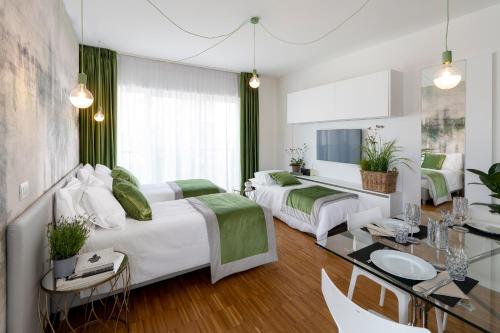 米兰Appartamenti Vela Milano centro con garage的一间酒店客房,配有两张床和一张餐桌