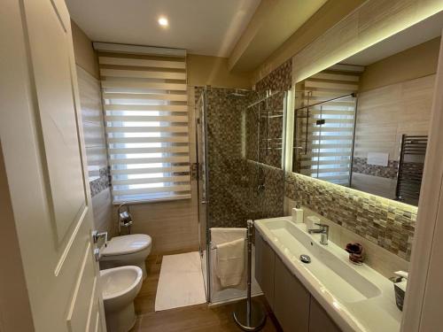 TroiaDimora Lucia的浴室配有卫生间、盥洗盆和淋浴。