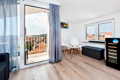 罗维尼Casa Bellavista Sea View的客厅设有通往阳台的大玻璃门