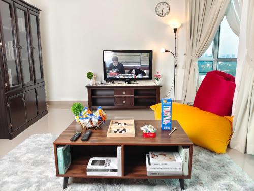 吉隆坡Publika Solaris Dutamas Mont Kiara的客厅配有咖啡桌和电视