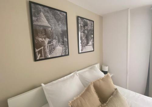 拉波夫拉-德利列特Apartamento con encanto en el Pirineo的卧室配有挂在床上的两张照片