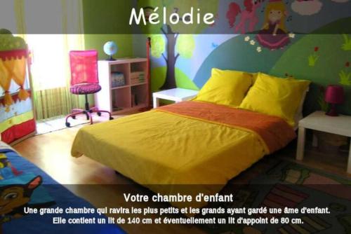 贝布尔河畔东皮耶尔Mélodie lumineuse et spacieuse à 6km du Pal的一张海报,一张卧室的一张床铺