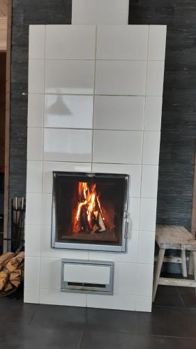 普哈圣山Skicamp 3的白色壁炉,壁炉里放着火