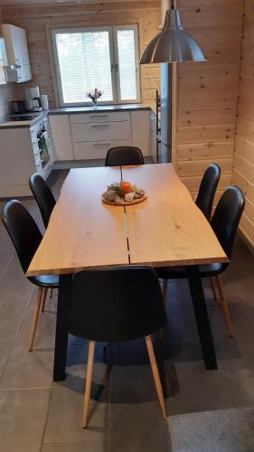 普哈圣山Skicamp 3的厨房里配有一张木桌和椅子