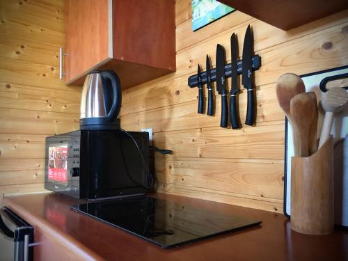 雅罗斯瓦维茨Domki letniskowe SILVER的厨房配有带微波炉和刀具的柜台