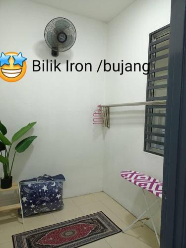 Kampong Sungai Che LiasSalju Mewah Homestay的一间风扇客房,地板上铺有地毯