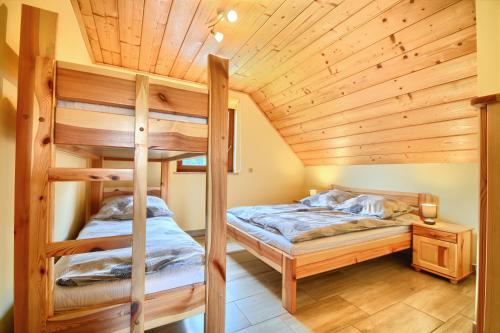 伊斯泰布纳Słoneczne domki 2的配有木天花板的客房内的两张双层床