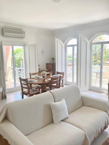 维拉摩拉Vilamoura City Center Flat的客厅配有白色的沙发和桌子