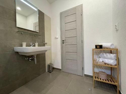 利普托斯基米库拉斯City Apartments的一间带水槽和镜子的浴室