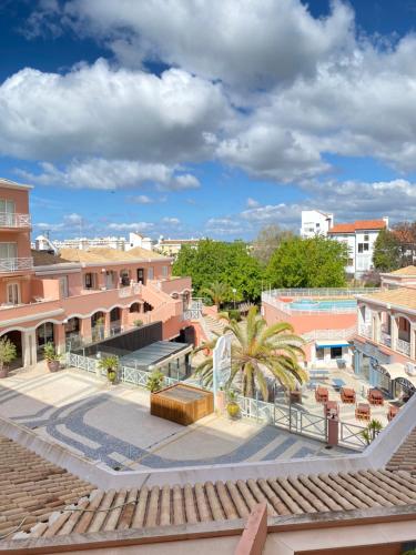 维拉摩拉Vilamoura City Center Flat的从建筑物屋顶上可欣赏到风景