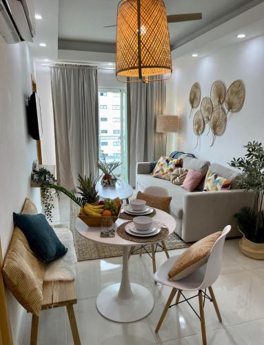 圣多明各Ambar 5D - Céntrico apart estilo Boho Chic的客厅配有沙发和桌子