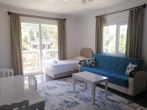 奥林波斯Olympos Apart的客厅配有蓝色的沙发和床。