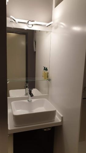 韦尔科尔地区格雷斯SCI jsm的浴室设有白色水槽和镜子