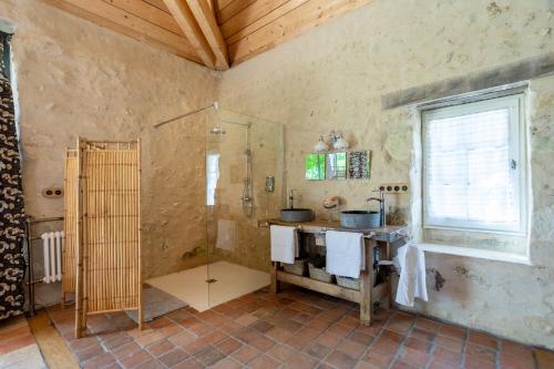 茹埃莱图尔Manoir de la Mazeraie lodge de luxe Loire Valley的带淋浴和盥洗盆的浴室