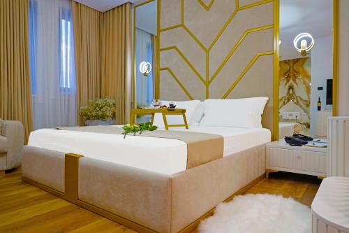 地拉那Mark Hotel Tirana的一间卧室,卧室内配有一张大床