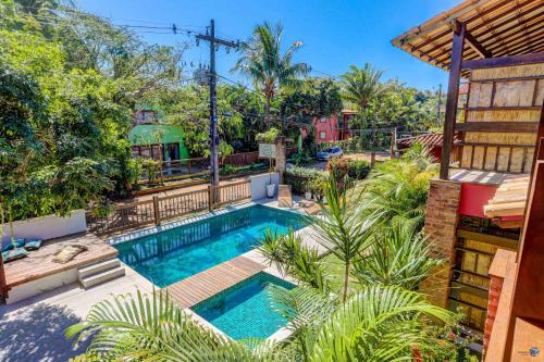 伊塔卡雷巴尔卡萨博萨达酒店的享有庭院游泳池的顶部景色