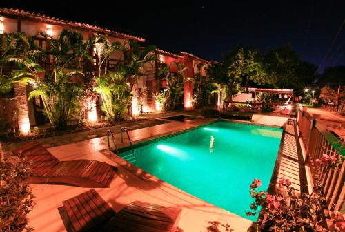 伊塔卡雷巴尔卡萨博萨达酒店的夜间在房子前面的游泳池