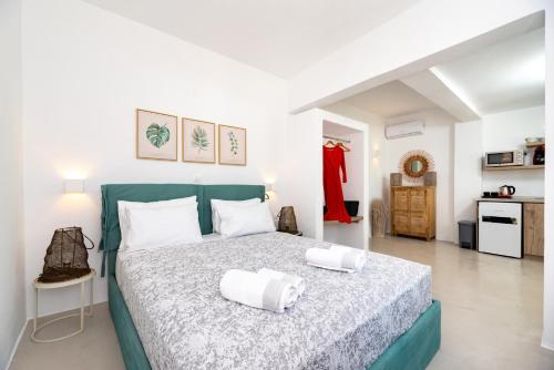 卡特瑞杜斯Aerenia Luxury Suites的一间卧室配有一张带两个枕头的床