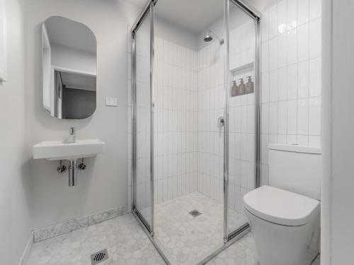 金德拜恩Chalet Alpina的带淋浴、卫生间和盥洗盆的浴室