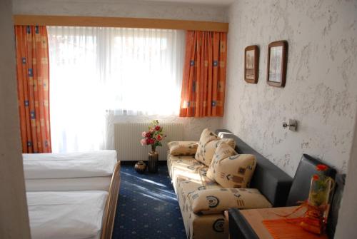 因斯布鲁克雪绒花酒店的酒店客房,设有两张床和一张沙发