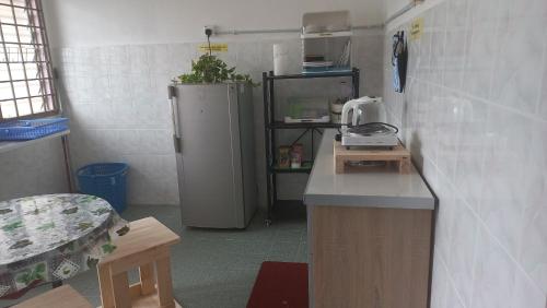 马日丹那BenBahrains Homestay - PB - ISLAMIC COMPLIANCE ONLY的厨房配有柜台和冰箱。