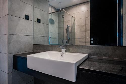 Opus Residences by Airhost的一间浴室