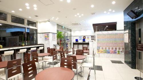 宇都宫Toyoko Inn Tobu Utsunomiya eki Nishi guchi的一间带桌椅和柜台的餐厅